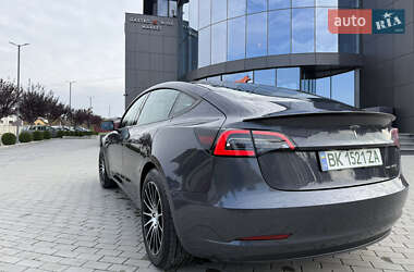 Седан Tesla Model 3 2022 в 