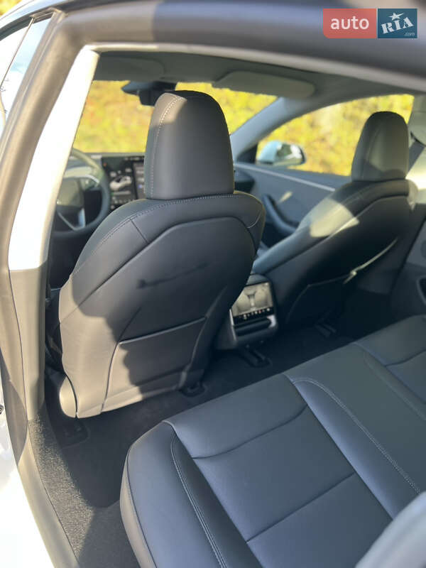 Седан Tesla Model 3 2024 в Львове