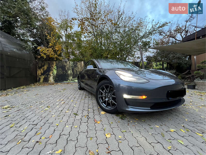 Седан Tesla Model 3 2018 в Ужгороді