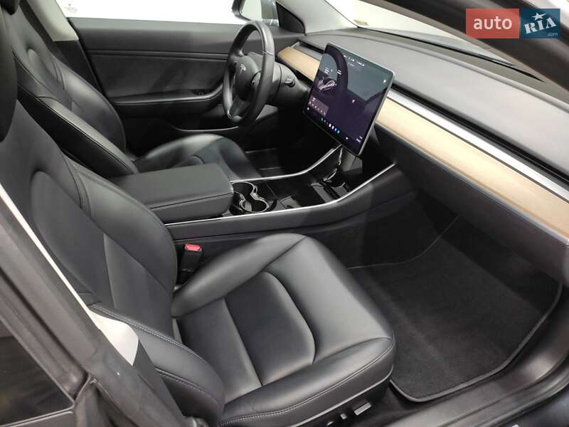 Седан Tesla Model 3 2018 в Львове