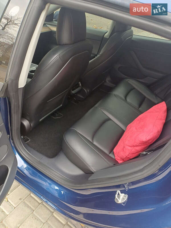 Седан Tesla Model 3 2022 в Первомайську