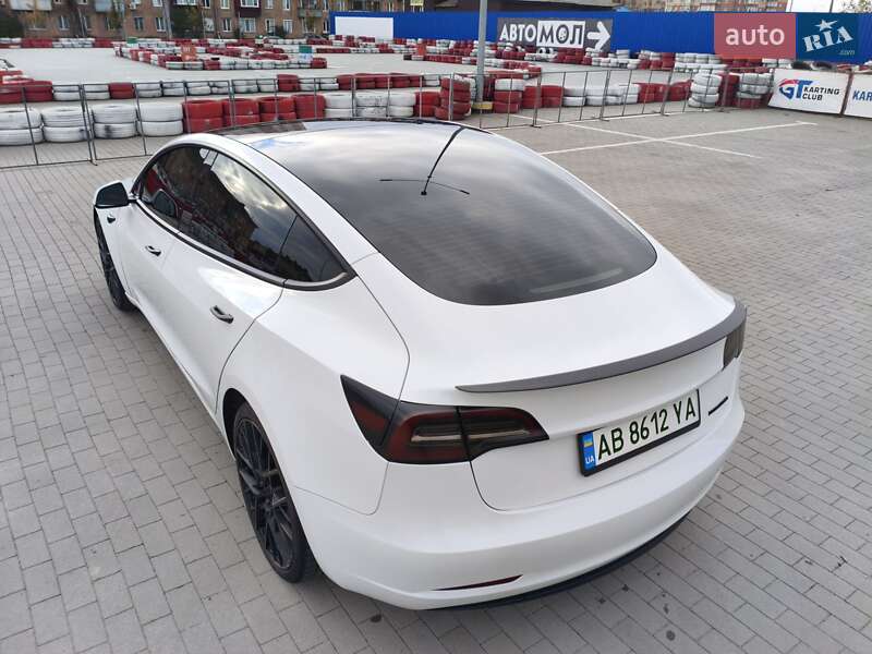 Седан Tesla Model 3 2023 в Виннице