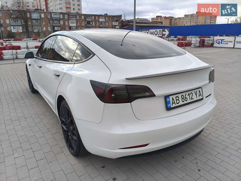Седан Tesla Model 3 2023 в Виннице