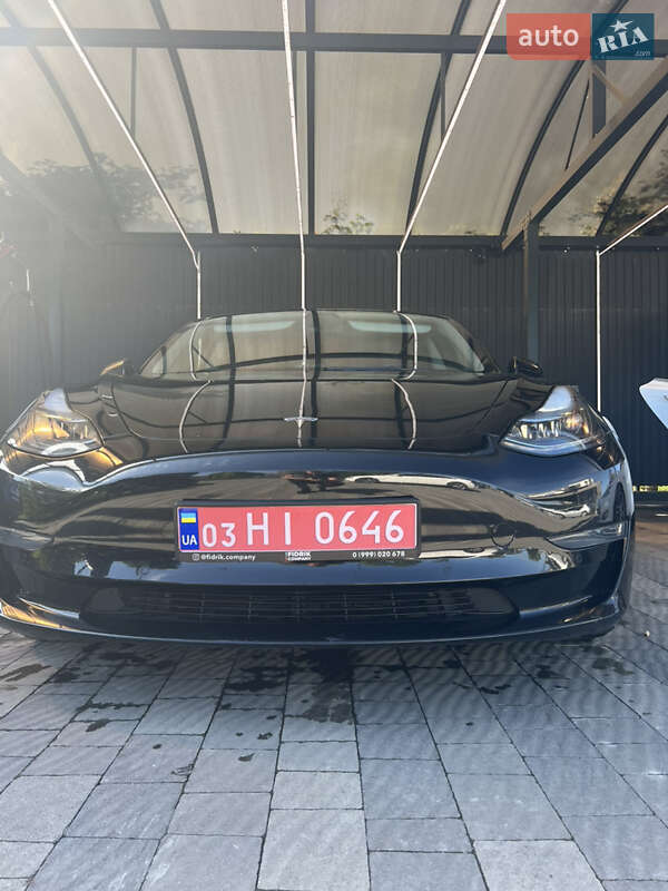 Седан Tesla Model 3 2022 в Ужгороді
