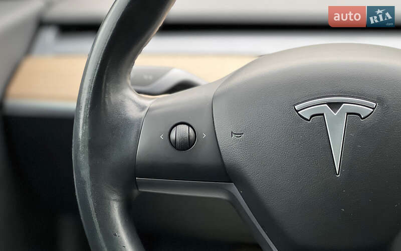 Седан Tesla Model 3 2019 в Львові