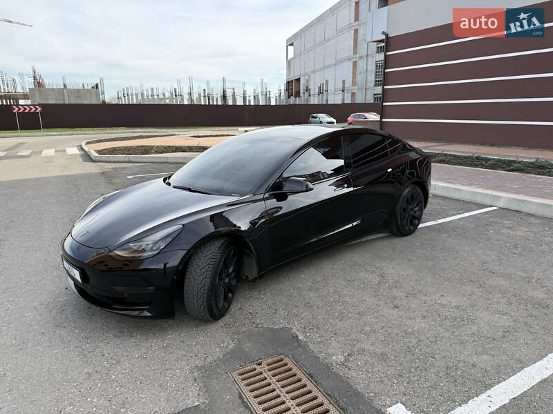 Седан Tesla Model 3 2019 в Умані