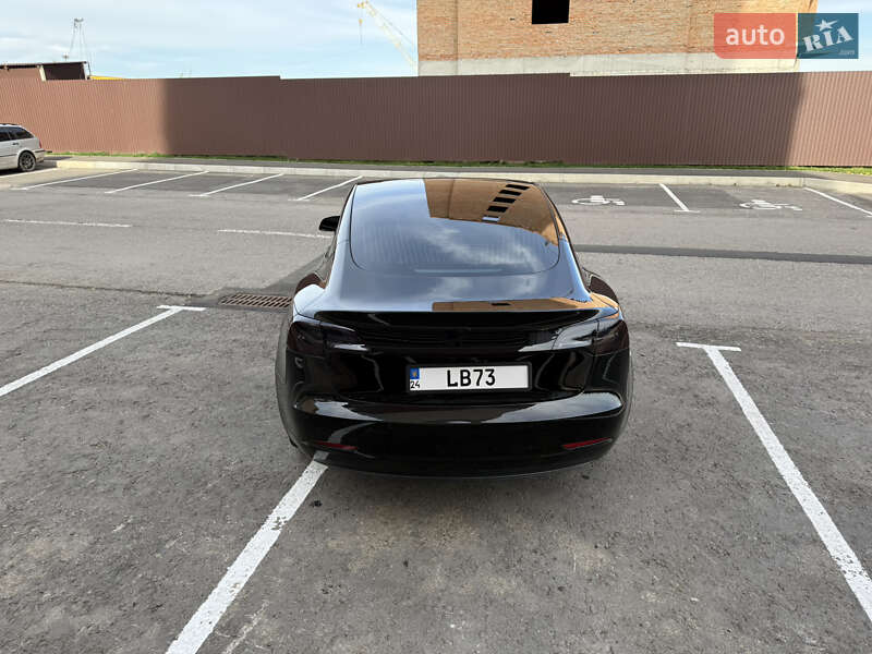 Седан Tesla Model 3 2019 в Умані