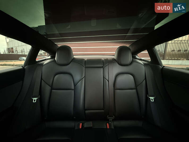 Седан Tesla Model 3 2019 в Умані