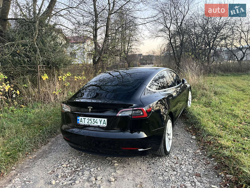Седан Tesla Model 3 2018 в Долині