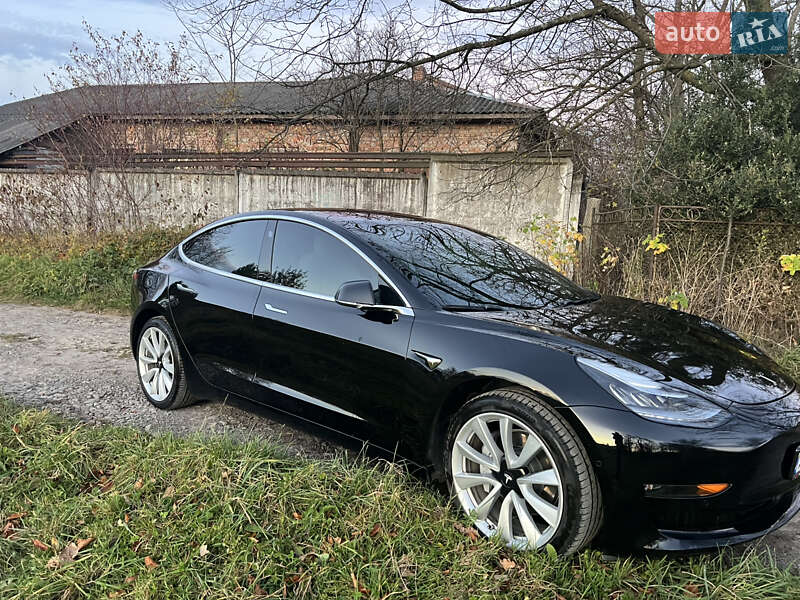 Седан Tesla Model 3 2018 в Долині