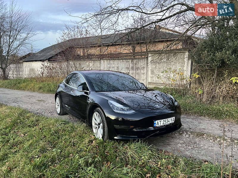 Седан Tesla Model 3 2018 в Долині