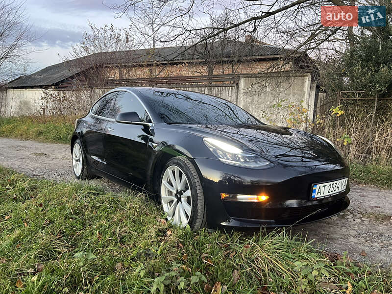 Седан Tesla Model 3 2018 в Долині