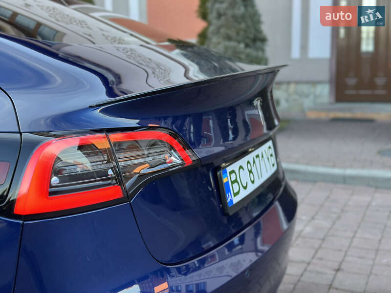 Седан Tesla Model 3 2020 в Стрию