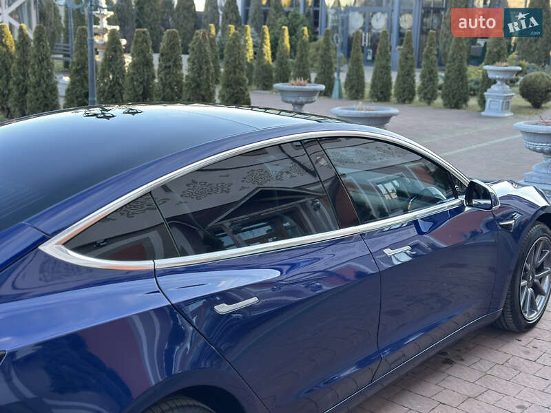 Седан Tesla Model 3 2020 в Стрию