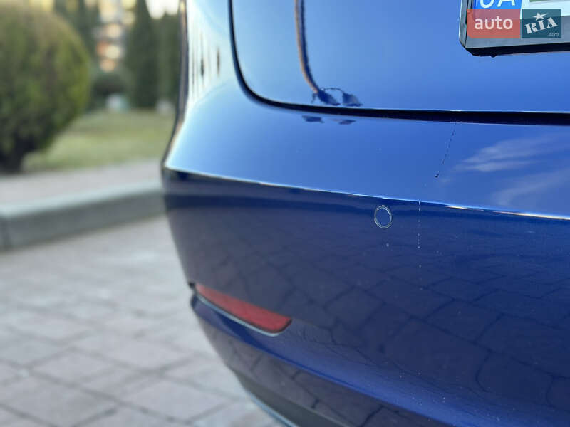 Седан Tesla Model 3 2020 в Стрию
