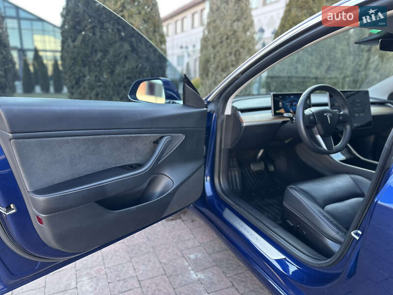 Седан Tesla Model 3 2020 в Стрию