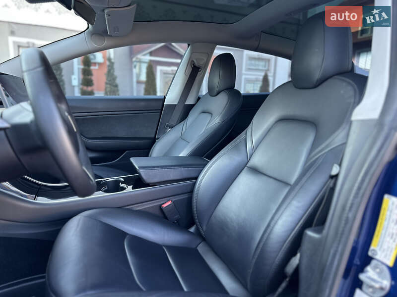 Седан Tesla Model 3 2020 в Стрию