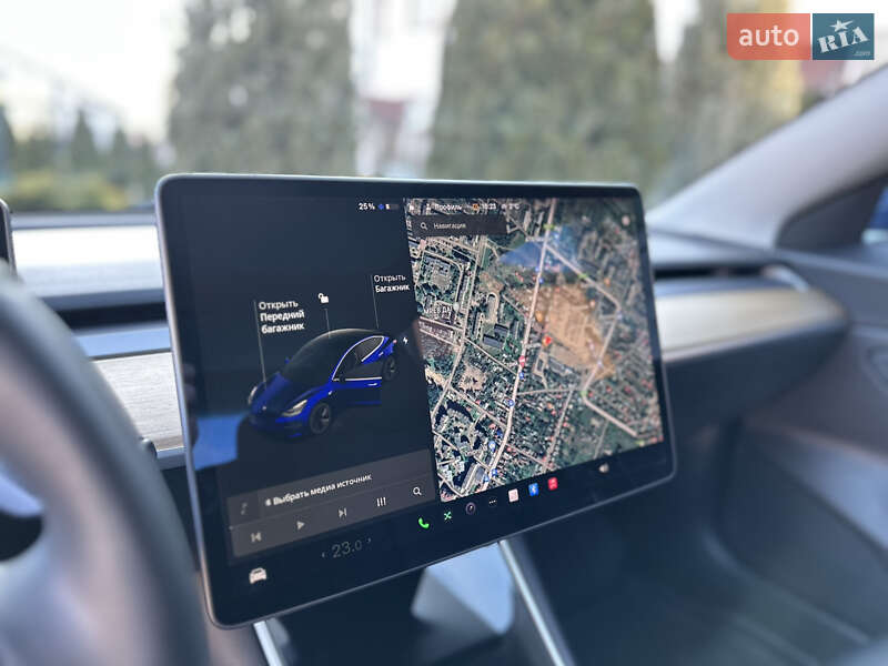 Седан Tesla Model 3 2020 в Стрию