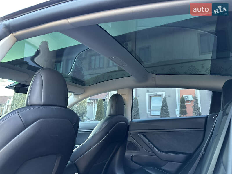 Седан Tesla Model 3 2020 в Стрию