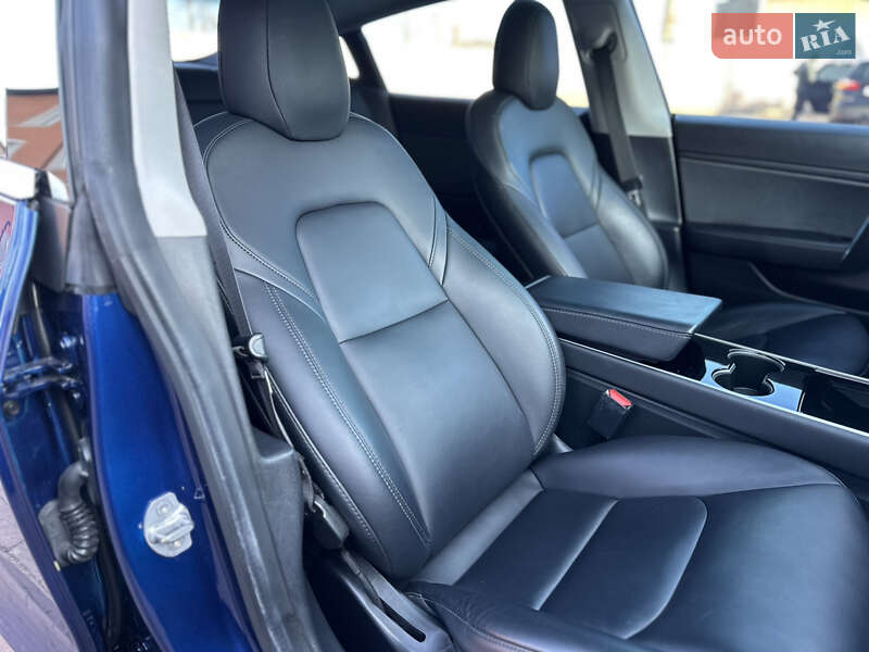 Седан Tesla Model 3 2020 в Стрию