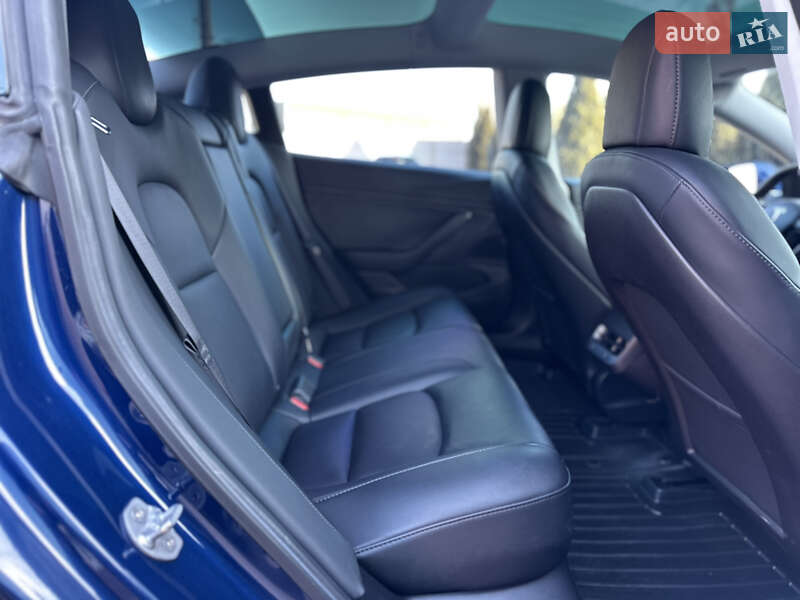 Седан Tesla Model 3 2020 в Стрию