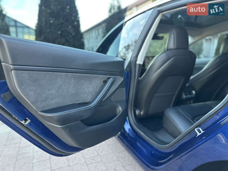 Седан Tesla Model 3 2020 в Стрию