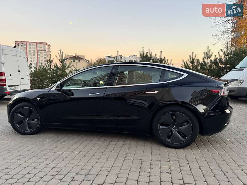 Седан Tesla Model 3 2018 в Львове