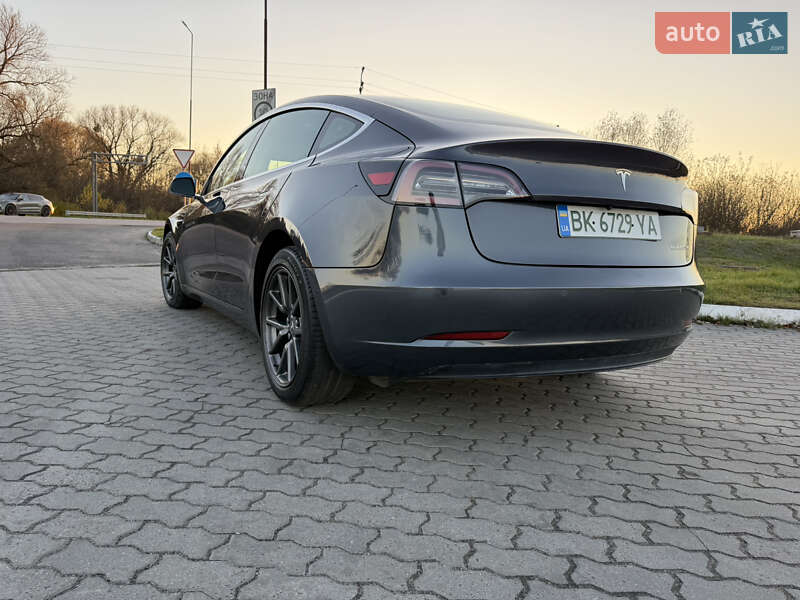 Седан Tesla Model 3 2019 в Дубні