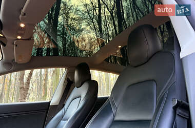 Седан Tesla Model 3 2019 в Львове