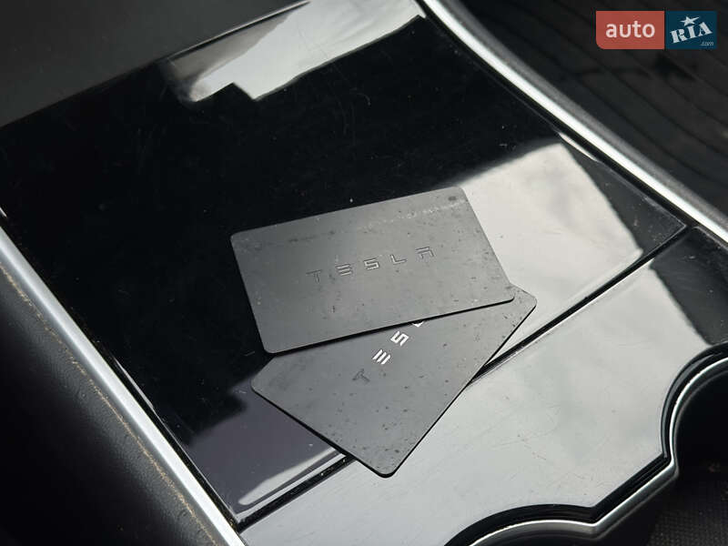 Седан Tesla Model 3 2019 в Луцке