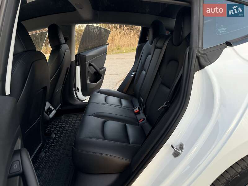 Седан Tesla Model 3 2021 в Трускавці