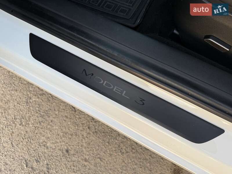 Седан Tesla Model 3 2021 в Трускавці