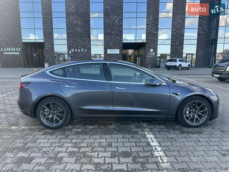 Седан Tesla Model 3 2020 в Черновцах