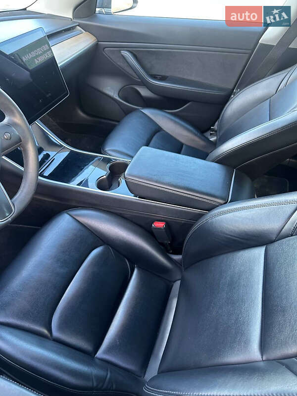 Седан Tesla Model 3 2020 в Черновцах