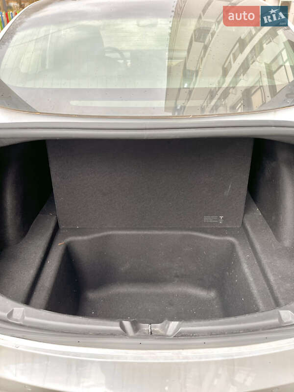 Седан Tesla Model 3 2020 в Івано-Франківську