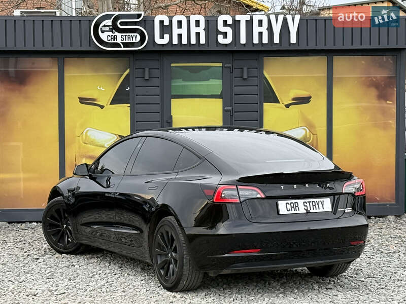Седан Tesla Model 3 2022 в Стрию