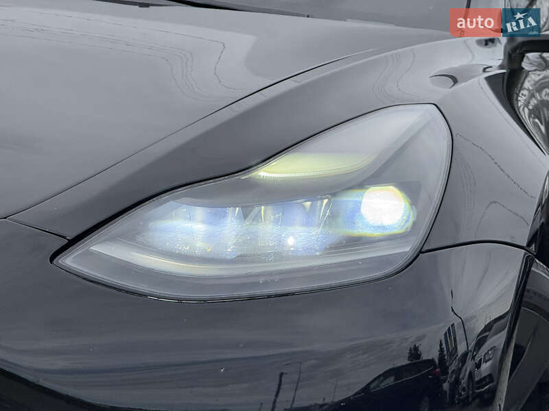 Седан Tesla Model 3 2022 в Стрию