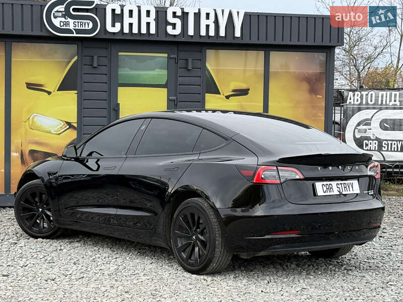 Седан Tesla Model 3 2022 в Стрию