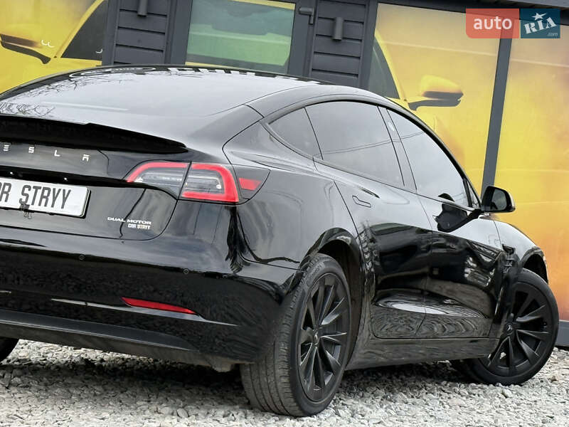 Седан Tesla Model 3 2022 в Стрию