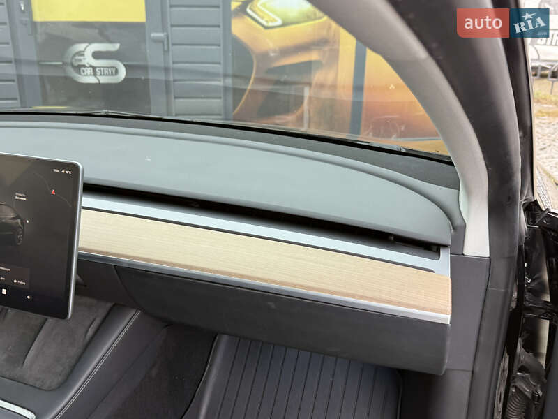 Седан Tesla Model 3 2022 в Стрию