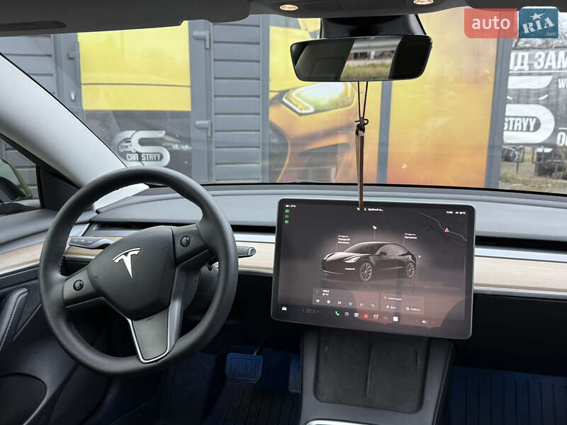 Седан Tesla Model 3 2022 в Стрию