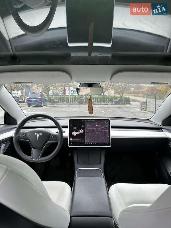 Седан Tesla Model 3 2021 в Черновцах