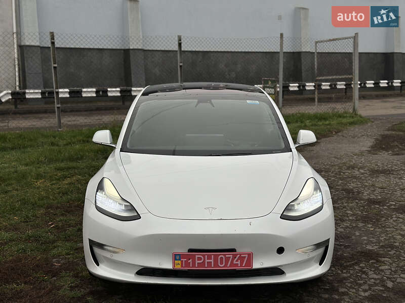 Седан Tesla Model 3 2018 в Ровно