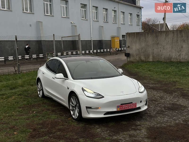 Седан Tesla Model 3 2018 в Ровно