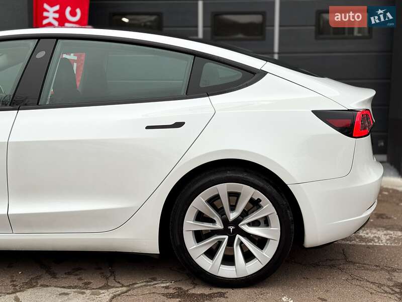 Седан Tesla Model 3 2023 в Києві