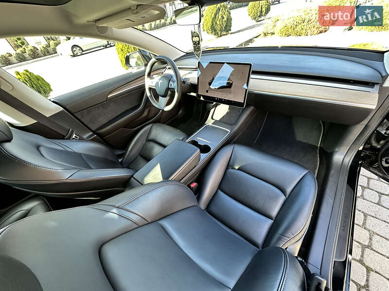 Седан Tesla Model 3 2022 в Мукачево