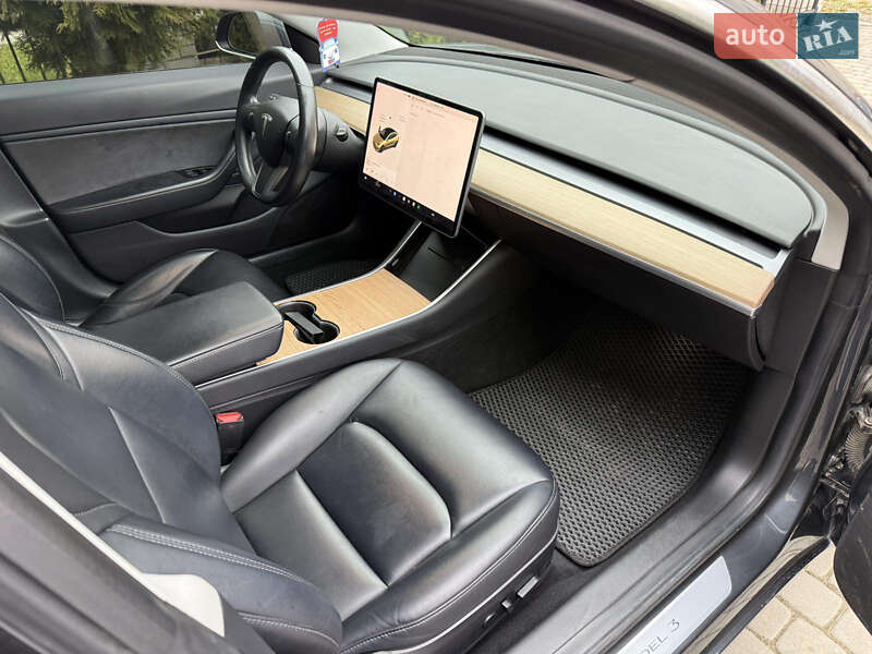 Седан Tesla Model 3 2018 в Львові