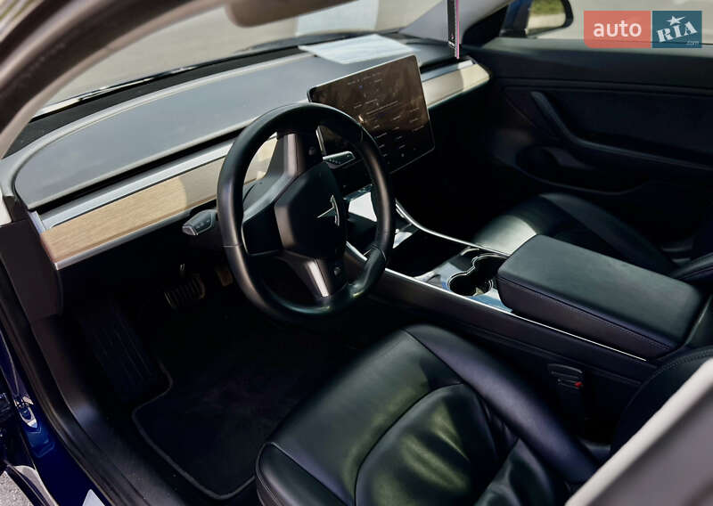 Седан Tesla Model 3 2019 в Обухові