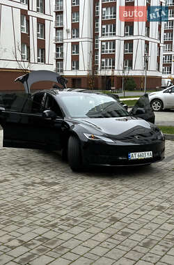 Седан Tesla Model 3 2024 в Ивано-Франковске