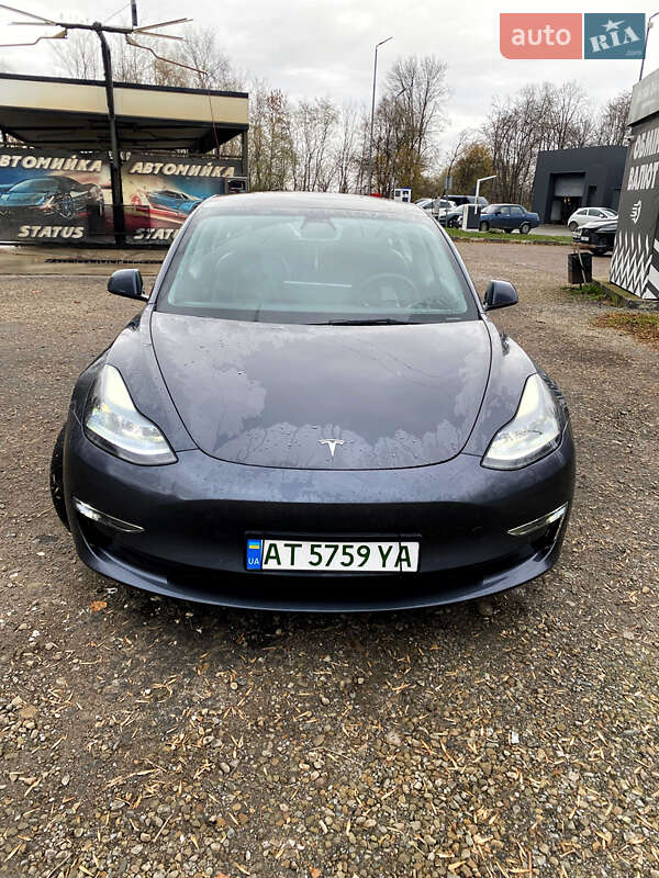 Седан Tesla Model 3 2022 в Калуше